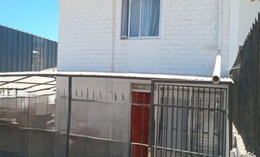 Casa en Venta en Casa en Venta/Arriendo en Canal Beagle, Viña del Mar: 2 Dormitorios, Estacionamiento y Excelente Conectividad