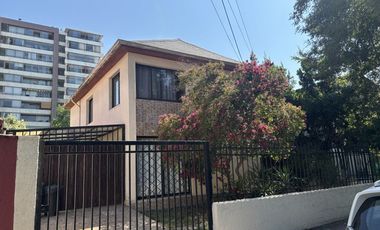 Hermosa Casa con Gran terreno en el Corazón de Macul