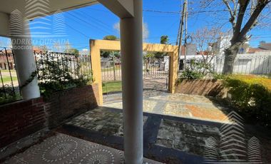 Exclusivo dúplex 5 ambientes y 3 cocheras.