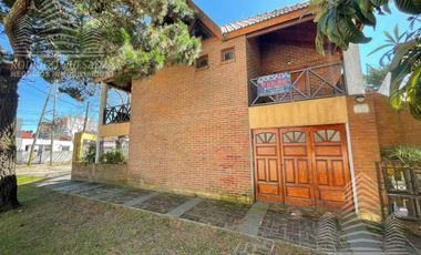 Exclusivo dúplex 5 ambientes y 3 cocheras.