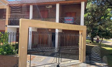 Exclusivo dúplex 5 ambientes y 3 cocheras.