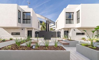 Duplex en  Venta Housing en Nuevo Poeta Lugones. 3 dormitorios y 3 baños con patio y 2 cocheras