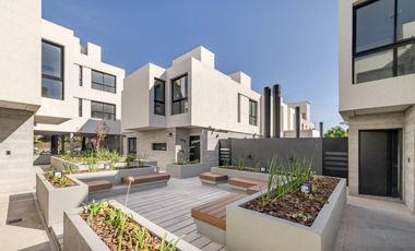 Duplex en  Venta Housing en Nuevo Poeta Lugones. 3 dormitorios y 3 baños con patio y 2 cocheras