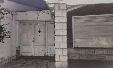 Tucuman  al 400 - Casa Galpón con Garage