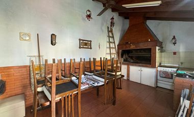 Venta. Casa. 4 ambientes. Cochera. Consultorio. Parque. Cochera. Don Bosco.