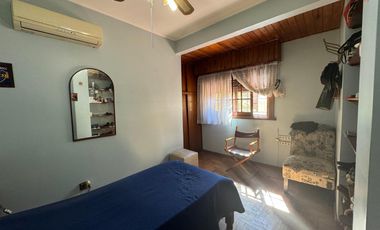 Venta. Casa. 4 ambientes. Cochera. Consultorio. Parque. Cochera. Don Bosco.