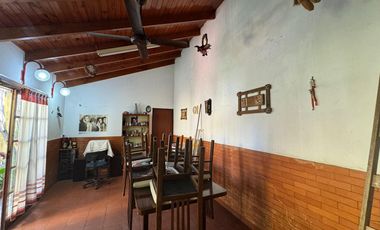 Venta. Casa. 4 ambientes. Cochera. Consultorio. Parque. Cochera. Don Bosco.