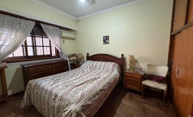 Venta. Casa. 4 ambientes. Cochera. Consultorio. Parque. Cochera. Don Bosco.