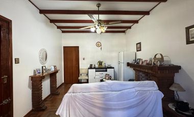 Venta. Casa. 4 ambientes. Cochera. Consultorio. Parque. Cochera. Don Bosco.