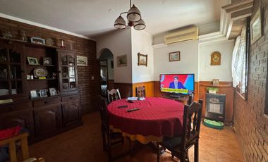 Venta. Casa. 4 ambientes. Cochera. Consultorio. Parque. Cochera. Don Bosco.