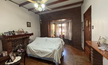 Venta. Casa. 4 ambientes. Cochera. Consultorio. Parque. Cochera. Don Bosco.