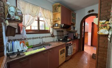 Venta. Casa. 4 ambientes. Cochera. Consultorio. Parque. Cochera. Don Bosco.