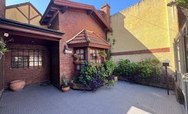 Venta. Casa. 4 ambientes. Cochera. Consultorio. Parque. Cochera. Don Bosco.