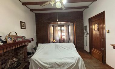 Venta. Casa. 4 ambientes. Cochera. Consultorio. Parque. Cochera. Don Bosco.