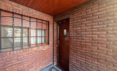 Venta. Casa. 4 ambientes. Cochera. Consultorio. Parque. Cochera. Don Bosco.