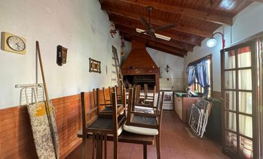 Venta. Casa. 4 ambientes. Cochera. Consultorio. Parque. Cochera. Don Bosco.