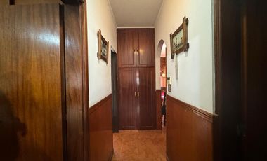 Venta. Casa. 4 ambientes. Cochera. Consultorio. Parque. Cochera. Don Bosco.