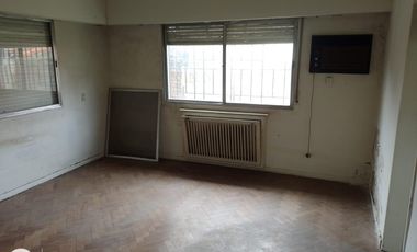 Lote doble frente con casa en esquina de 750 mts. Acassuso