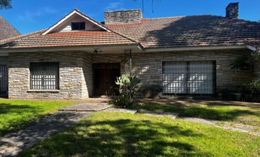 Lote doble frente con casa en esquina de 750 mts. Acassuso