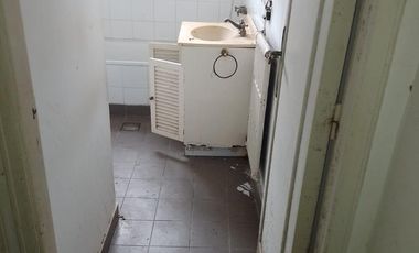 Lote doble frente con casa en esquina de 750 mts. Acassuso