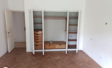 Lote doble frente con casa en esquina de 750 mts. Acassuso