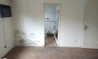 Lote doble frente con casa en esquina de 750 mts. Acassuso