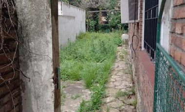 Lote doble frente con casa en esquina de 750 mts. Acassuso