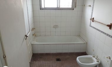 Lote doble frente con casa en esquina de 750 mts. Acassuso