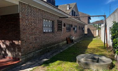 Lote doble frente con casa en esquina de 750 mts. Acassuso