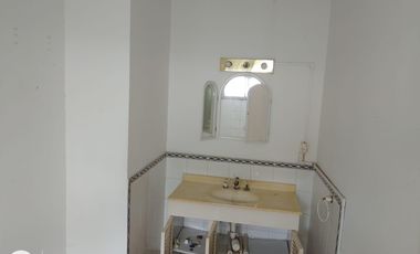 Lote doble frente con casa en esquina de 750 mts. Acassuso