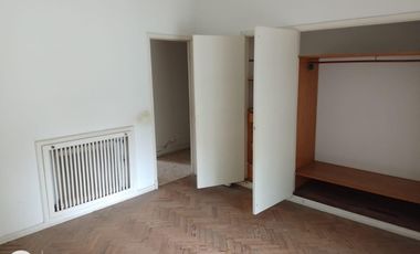 Lote doble frente con casa en esquina de 750 mts. Acassuso