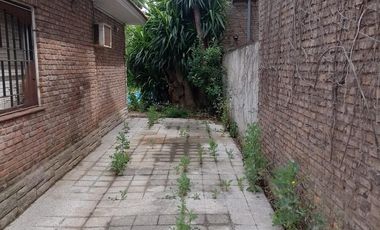 Lote doble frente con casa en esquina de 750 mts. Acassuso