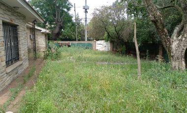 Lote doble frente con casa en esquina de 750 mts. Acassuso
