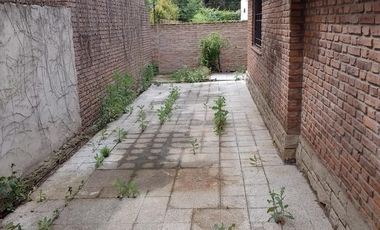 Lote doble frente con casa en esquina de 750 mts. Acassuso