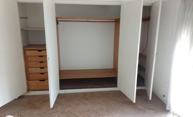 Lote doble frente con casa en esquina de 750 mts. Acassuso