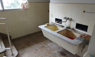 Lote doble frente con casa en esquina de 750 mts. Acassuso