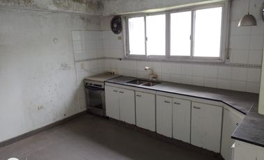 Lote doble frente con casa en esquina de 750 mts. Acassuso