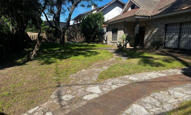 Lote doble frente con casa en esquina de 750 mts. Acassuso