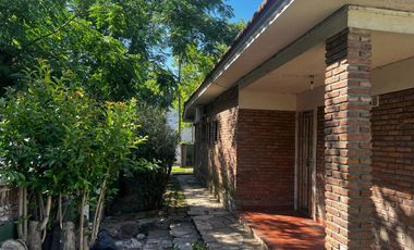 Lote doble frente con casa en esquina de 750 mts. Acassuso
