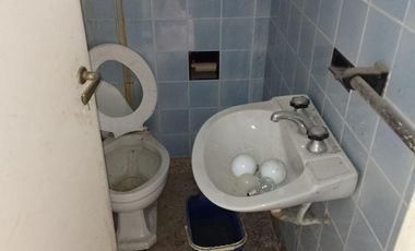 Lote doble frente con casa en esquina de 750 mts. Acassuso