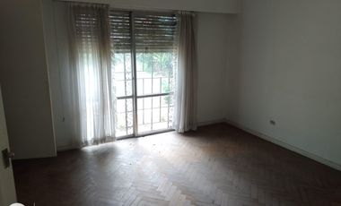 Lote doble frente con casa en esquina de 750 mts. Acassuso