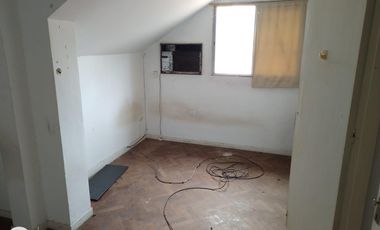 Lote doble frente con casa en esquina de 750 mts. Acassuso