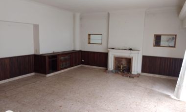 Lote doble frente con casa en esquina de 750 mts. Acassuso