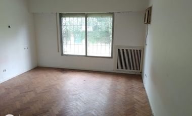 Lote doble frente con casa en esquina de 750 mts. Acassuso