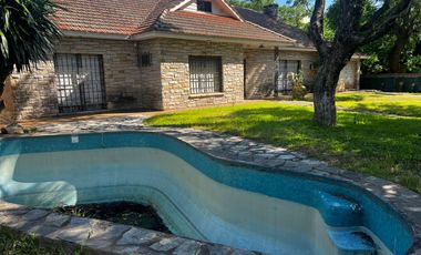 Lote doble frente con casa en esquina de 750 mts. Acassuso