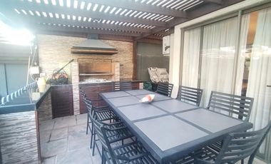 CASA EN CIUDAD DE LOS VALLES CON QUINCHO, TERRAZA Y PISCINA