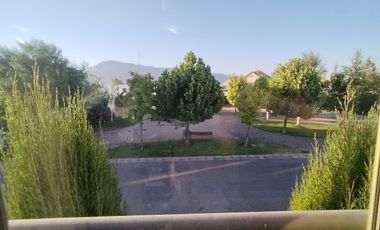 CASA EN CIUDAD DE LOS VALLES CON QUINCHO, TERRAZA Y PISCINA