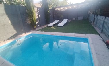 CASA EN CIUDAD DE LOS VALLES CON QUINCHO, TERRAZA Y PISCINA