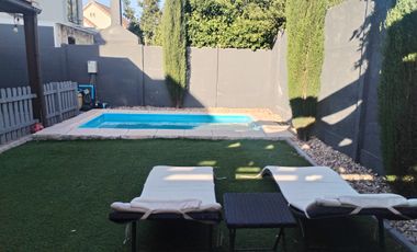CASA EN CIUDAD DE LOS VALLES CON QUINCHO, TERRAZA Y PISCINA