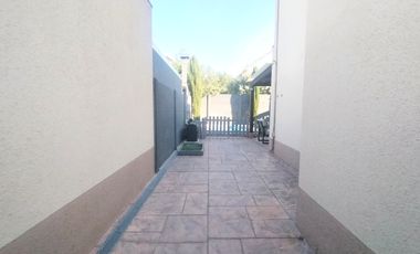 CASA EN CIUDAD DE LOS VALLES CON QUINCHO, TERRAZA Y PISCINA